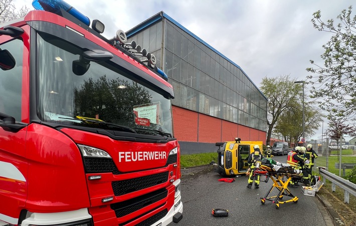FW-BO: Verkehrsunfall in Bochum Weitmar - Feuerwehr befreit Fahrer aus umgestürztem Transporter