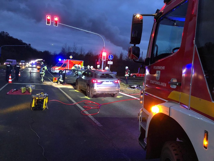 FW Dinslaken: Verkehrsunfall