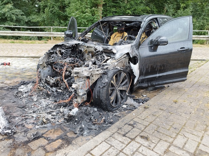 POL-HI: PKW Brand auf dem Autobahnparkplatz An der Alpe