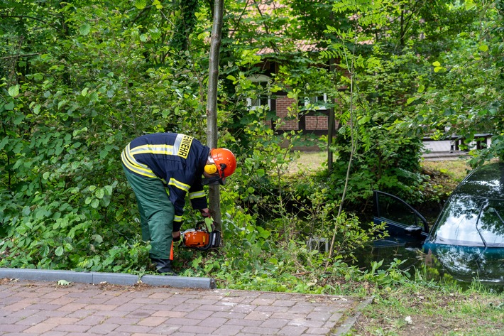 FW Flotwedel: PKW landet im Mühlengraben - Zwei Personen in Fahrzeug eingeschlossen