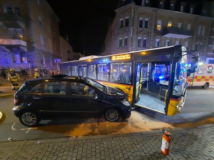 FW Konstanz: Verkehrsunfall - PKW gegen Bus