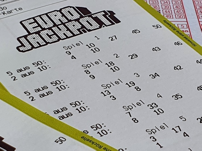 Der Mega-Jackpot von 90 Millionen-Euro wandert in den Wonnemonat Mai. Zur kommenden Ziehung am "Tag der Arbeit" (1. Mai) steht der Jackpot in der ersten Gewinnklasse die fünfte Woche in Serie bei seinem maximalen Betrag. Da kann es sich vielleicht lohnen eine Spielquittung zu haben. Diese bekommt man in allen geöffneten Lotto-Annahmestellen oder unter www.eurojackpot.de. Weiterer Text über ots und www.presseportal.de/nr/107909 / Die Verwendung dieses Bildes ist für redaktionelle Zwecke honorarfrei. Veröffentlichung bitte unter Quellenangabe: "obs/Eurojackpot/(c) WestLotto - Bodo Kemper"