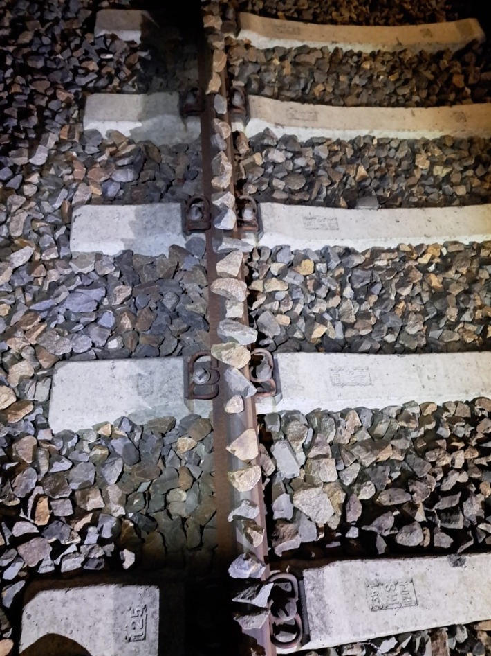 BPOLI EF: Steine auf Gleise gelegt - aus üblem Scherz kann bitterer Ernst werden