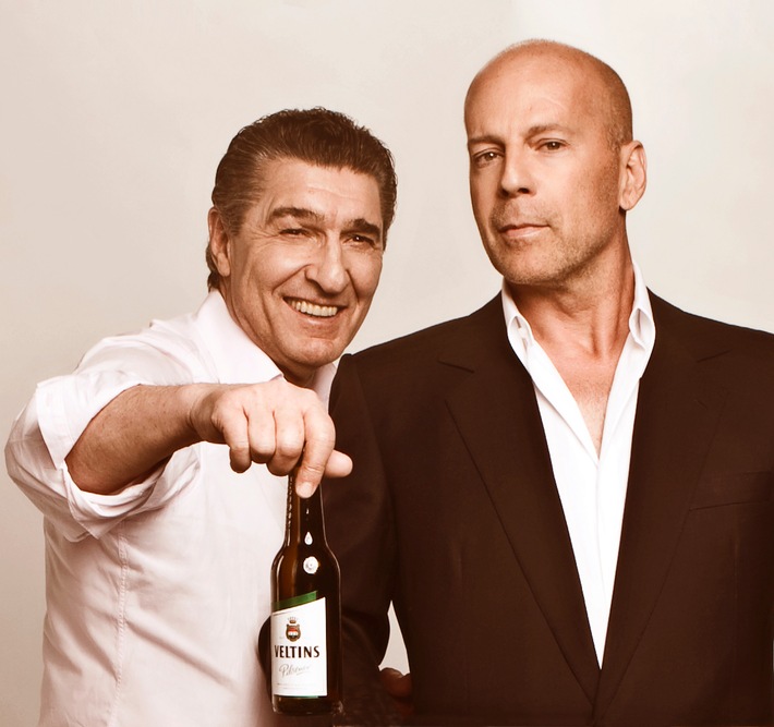 Neuer Veltins-TV-Spot: Wenn Rudi Assauer Hollywood-Star Bruce Willis das Pils wegschnappt