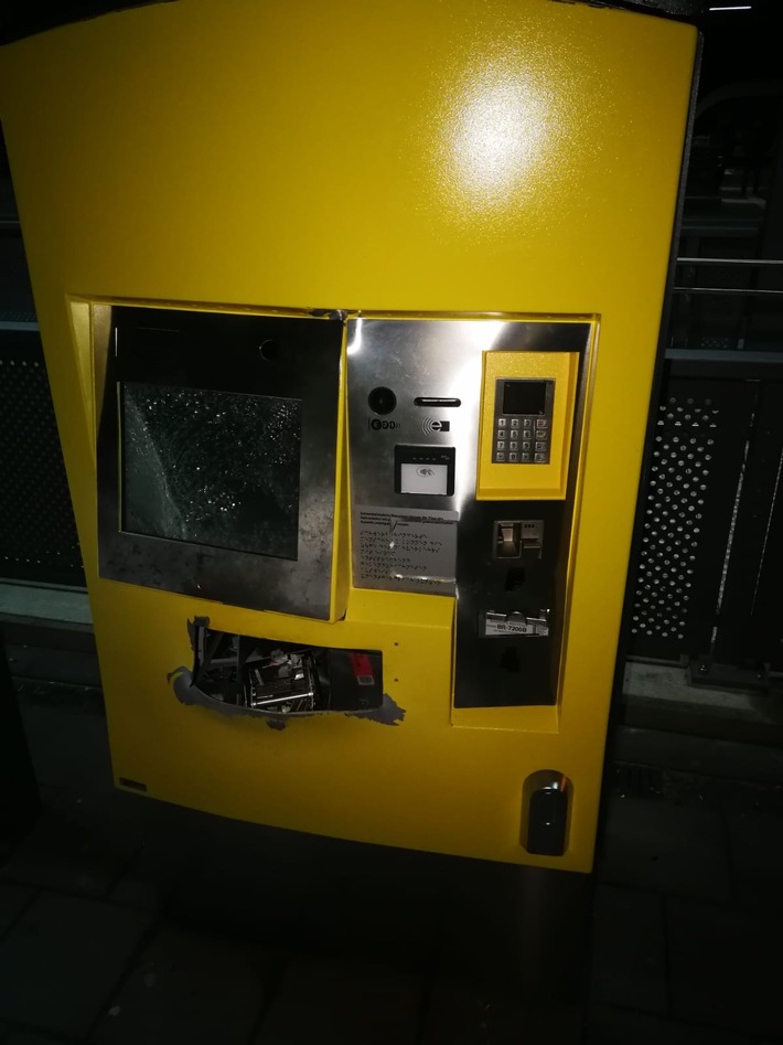 POL-HK: Soltau: Fahrkartenautomat gesprengt und ausgeräumt