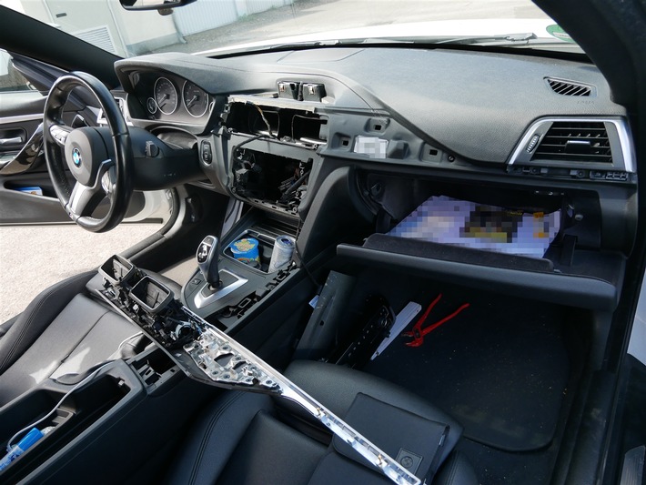 POL-RBK: Bergisch Gladbach - Mittelkonsole aus BMW in Schildgen ausgebaut