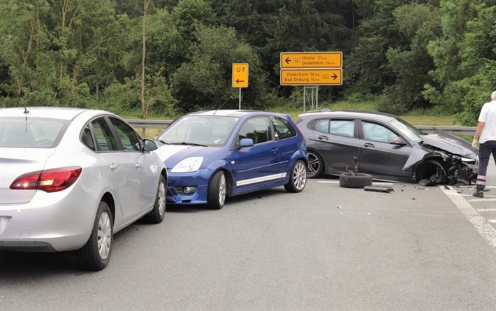 POL-HX: Gegen wartendes Fahrzeug geschleudert: 40.000 Euro Sachschaden