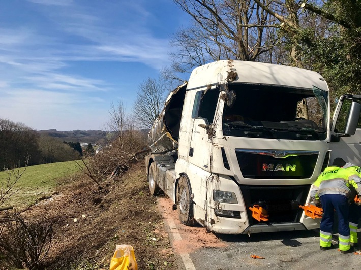 FW-GL: Hilfeleistungseinsatz nach Verkehrsunfall im Stadtteil Herkenrath von Bergisch Gladbach