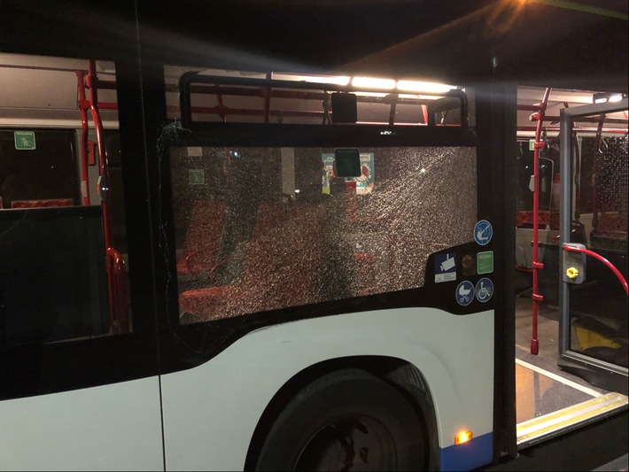 POL-ME: Bus beschädigt: Polizei fahndet nach jugendlichen Steinewerfern - Monheim am Rhein - 2009115