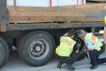 POL-PDNW: Zweitägige LKW-Großkontrolle der Polizei mit Schwerpunkt Ladungssicherung und Gefahrgut