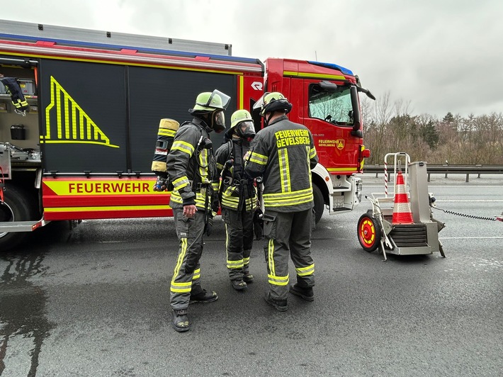 FW-EN: Brennendes Wohnmobil auf der BAB 1