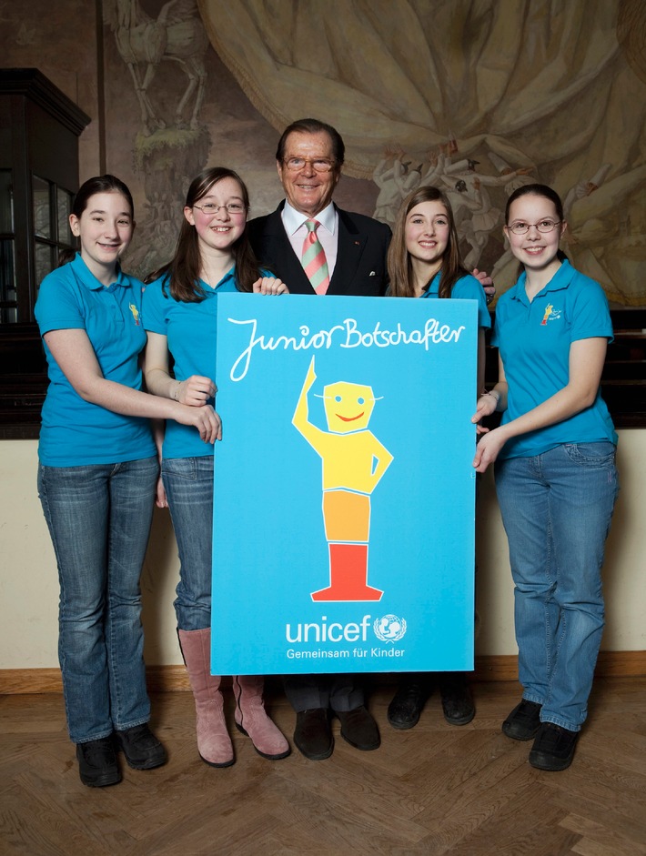 Roger Moore spornt an zur &quot;Mission Kinderrechte&quot; / Endspurt für den 
UNICEF-JuniorBotschafter-Wettbewerb 2010 (mit Bild)