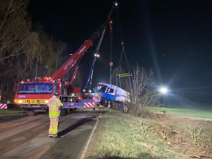 POL-HX: Unfall auf der B64: Gefahrgutzug und VW Golf landen im Graben