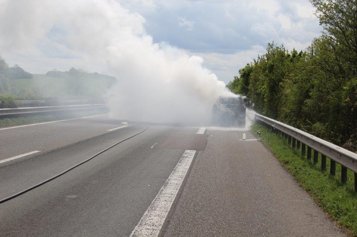 POL-PDTR: Fahrzeug brennt auf A 64 vollständig aus