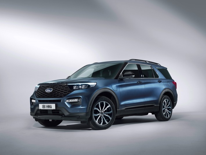 Die Auftragsbücher für den komplett neu entwickelten Ford Explorer sind ab sofort geöffnet: Das 5,05 Meter lange, 2,28 Meter breite und 1,78 Meter hohe neue Top-Modell der europäischen SUV-Familie von Ford überzeugt mit fortschrittlicher Plug-in-Hybrid-Technologie, sieben Sitzen, luxuriöser Serienausstattung, einem modernen 10-Gang-Automatikgetriebe, intelligentem Allradantrieb iAWD und zahlreichen Fahrer-Assistenzsystemen. Die neue, sechste Generation von Amerikas meistverkauftem SUV ist in Deutschland ab sofort ausschließlich mit Plug-in Hybrid-Antrieb und zunächst in der Ausstattungsversion "ST-Line" bestellbar. Verkaufspreis: ab 74.000 Euro. Die Markteinführung ist für März 2020 geplant. Zu einem späteren Zeitpunkt kommt eine weitere Ausstattungsversion hinzu. Weiterer Text über ots und www.presseportal.de/nr/6955 / Die Verwendung dieses Bildes ist für redaktionelle Zwecke honorarfrei. Veröffentlichung bitte unter Quellenangabe: "obs/Ford-Werke GmbH"