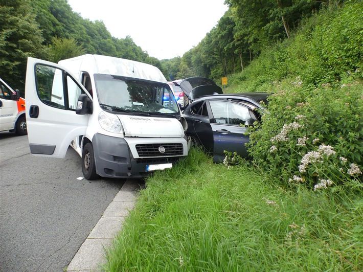 POL-GM: Unfall fordert zwei Verletzte