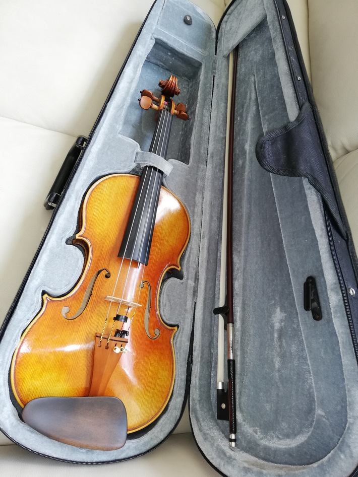 BPOLI L: Fahndungserfolg - Bundespolizei übergibt verloren gegangene, wertvolle Geige an überglücklichen Besitzer