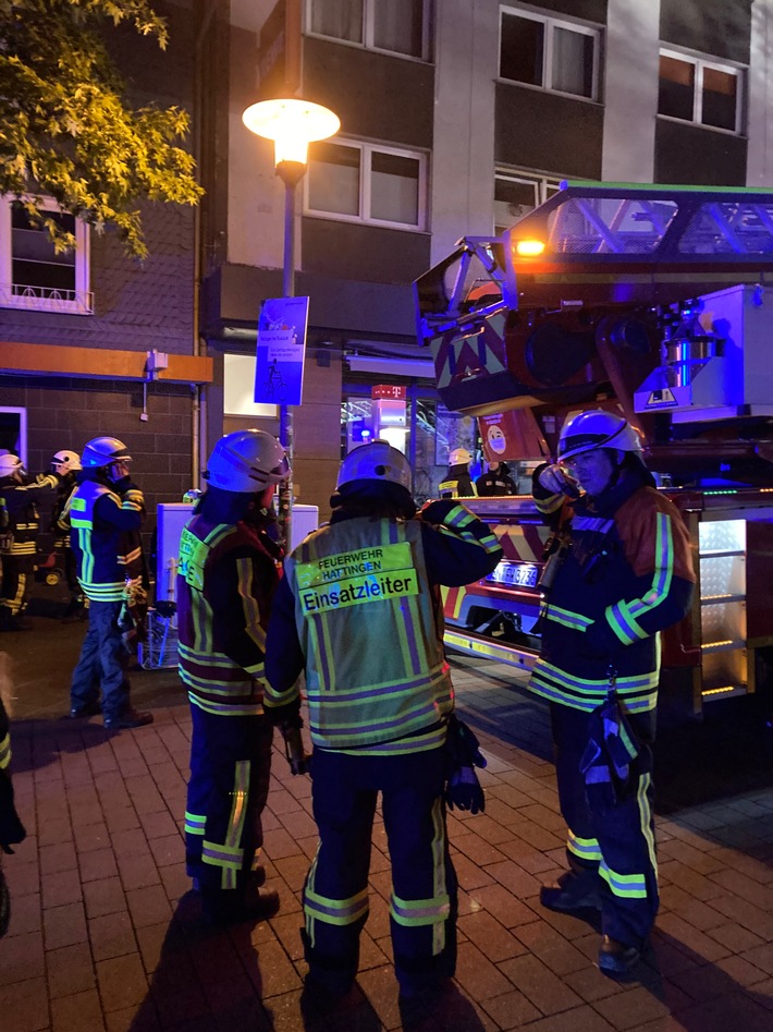 FW-EN: Wohnungsbrand mit vier Verletzten - Zweiter Einsatz parallel