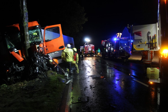 POL-NI: Landesbergen: Schwerer Verkehrsunfall zwischen einem LKW und einem Transporter auf der B215