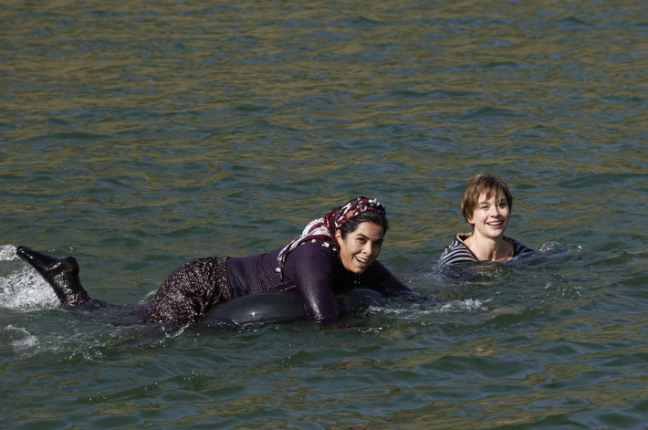 ZDF dreht Culture-Clash-Komödie mit Christiane Paul und Nursel Köse/ Erste Klappe für "Herzkino"-Film "Schwimmen lernen" (FOTO)