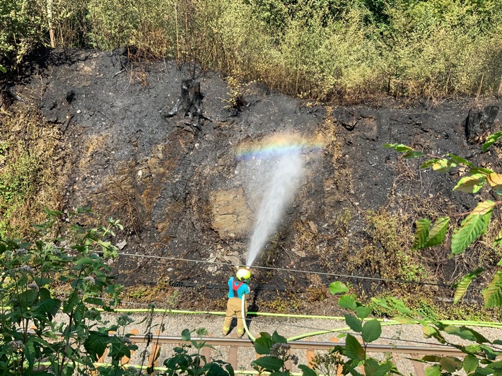 FW Ratingen: Waldbrand im Angertal (Bilder von der Einsatzstelle)