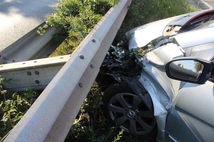 POL-DN: Zusammenstoß beim Fahrstreifenwechsel