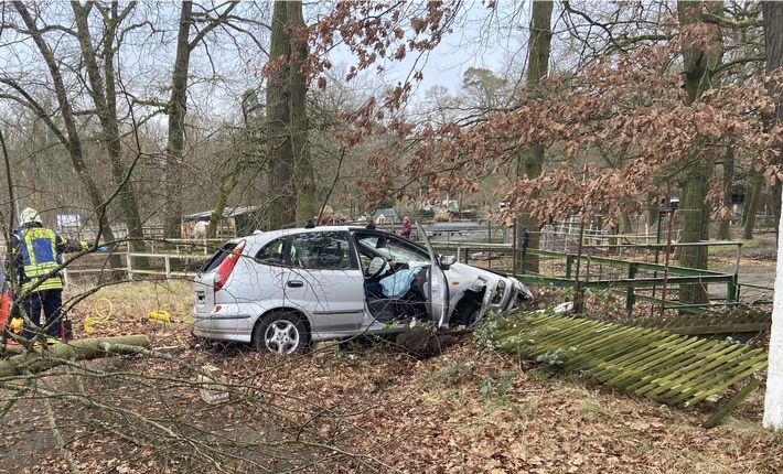 POL-PDNW: (Haßloch) Fahrer aus Auto geschnitten