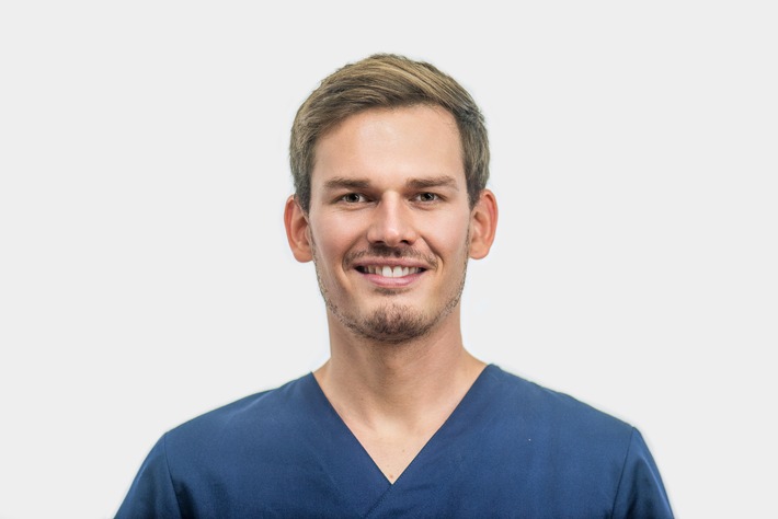 Strahlend weiße und gesunde Zähne: Dr. Philipp Maatz vom MVZ Zahnimpuls Lampertheim beleuchtet, für wen eine Zahnaufhellung wirklich sinnvoll ist