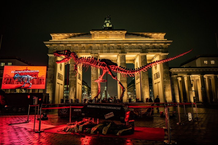 Mahnwache mit original T-Rex-Skelett vor dem Brandenburger Tor