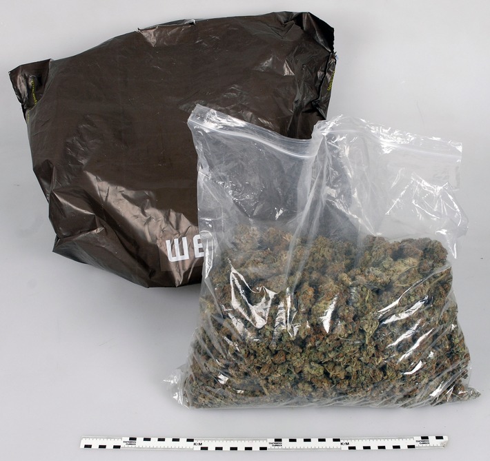 POL-D: Eller - Polizeikontrolle - Quartett mit 1,1 Kilogramm Marihuana gestoppt - Festnahme - Haftrichter - Foto der Drogen hängt als Datei im OTS an