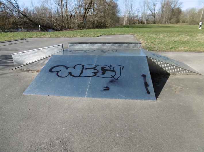 POL-KLE: Issum - Sachbeschädigung durch Graffiti / Rampen im Skaterpark und mehr beschmiert