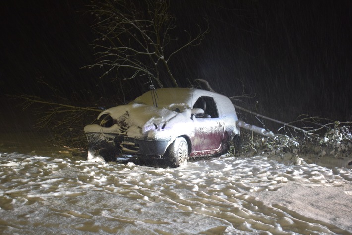 POL-HF: Schneeglätte sorgt für Unfall- Beteiligte flüchten vor der Polizei
