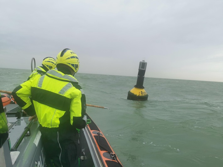 BPOL-CUX: Bundespolizei See sichert Schifffahrtshindernis vor Helgoland