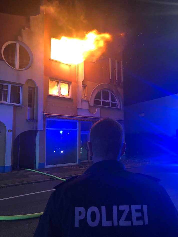 POL-WHV: Nachtrag zum Brand eines Mehrfamilienhauses in Wilhelmshaven (FOTO) - Brand gelöscht, keine Person verletzt