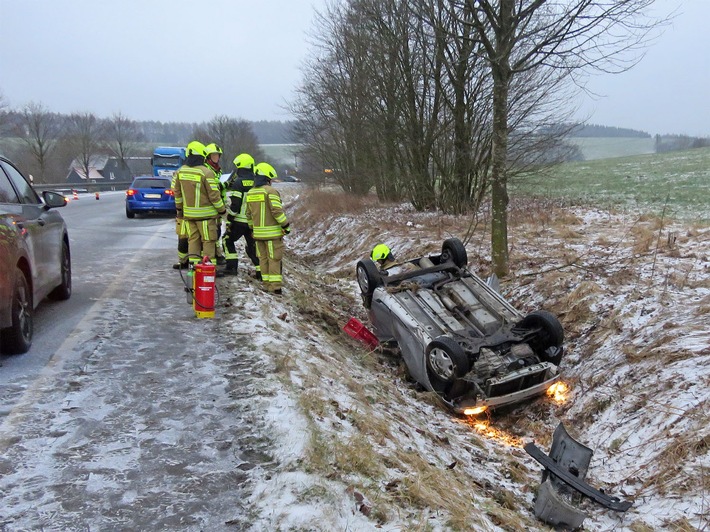 POL-MK: Auto auf glatter Straße überschlagen: Zwei Verletzte