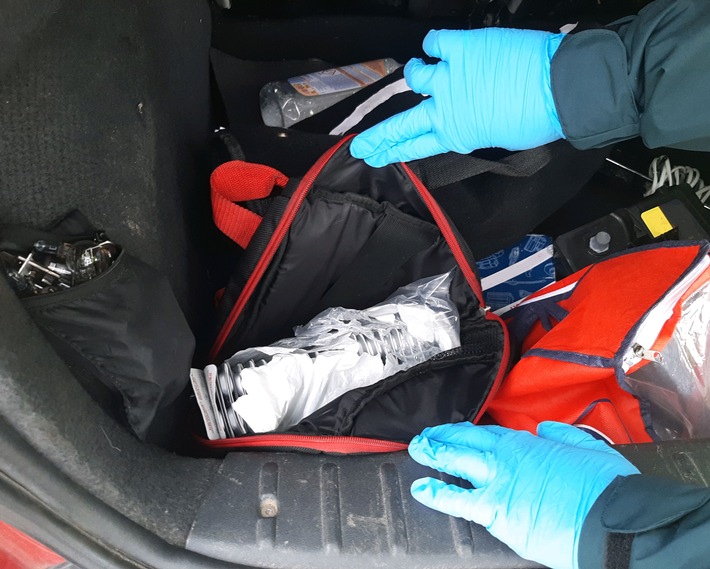 HZA-KA: Drogenersatzstoff im Kofferraum entdeckt / Haftbefehle gegen zwei Personen erlassen