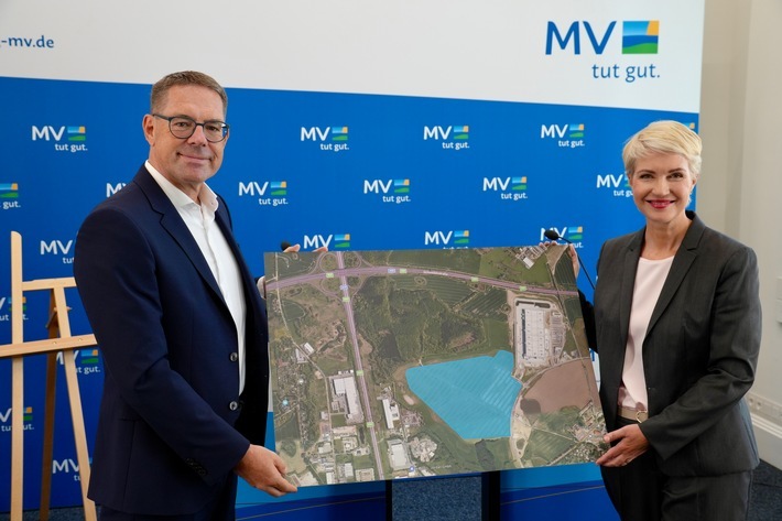 Gerd Chrzanowski, Komplementär Schwarz Gruppe, und Manuela Schwesig, Ministerpräsidentin von Mecklenburg-Vorpommern / Weiterer Text über ots und www.presseportal.de/nr/129569 / Die Verwendung dieses Bildes für redaktionelle Zwecke ist unter Beachtung aller mitgeteilten Nutzungsbedingungen zulässig und dann auch honorarfrei. Veröffentlichung ausschließlich mit Bildrechte-Hinweis.