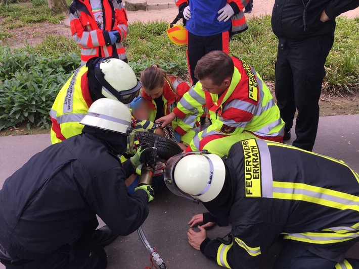 FW-Erkrath: Junge klemmte in Reifenschaukel fest - Unverletzt durch die Feuerwehr befreit