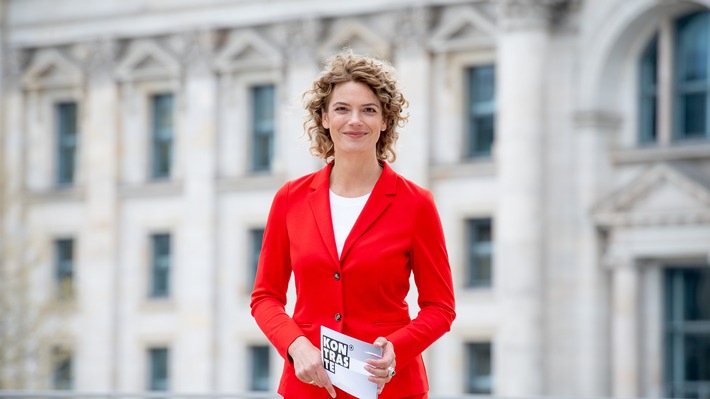 Lena Ganschow moderiert das Politikmagazin "Kontraste"