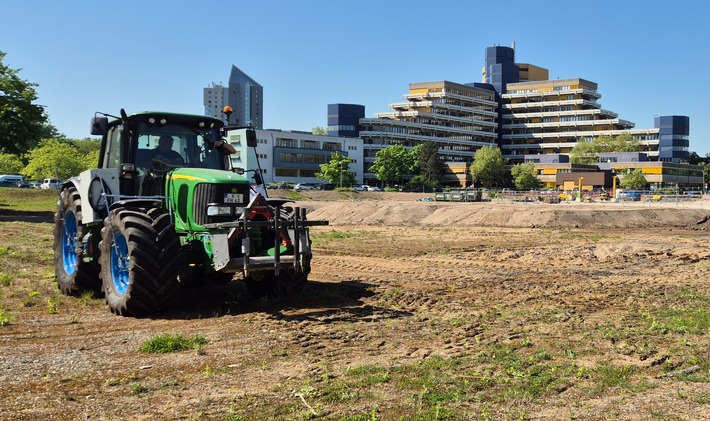 Vom Labor ins Feld: Interdisziplinäres Forschungsprojekt untersucht Verschleiß von Werkzeugen zur Bodenbearbeitung