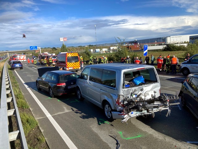 POL-ROW: ++ Fotos zur Pressemitteilung "Mehr als 20 Verletzte bei Massenkarambolage auf der Hansalinie A1 " ++