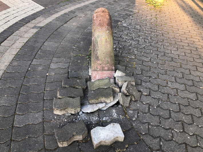 POL-PDTR: Beton-Poller aus Verankerung gerissen / Unfallflucht Wasenstraße/Wüstlautenbach (OT Oberstein)