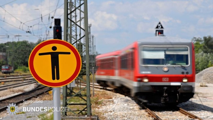Bundespolizeidirektion München: Schnellbremsung wegen Gleisüberschreitern - Schranken waren schon geschlossen