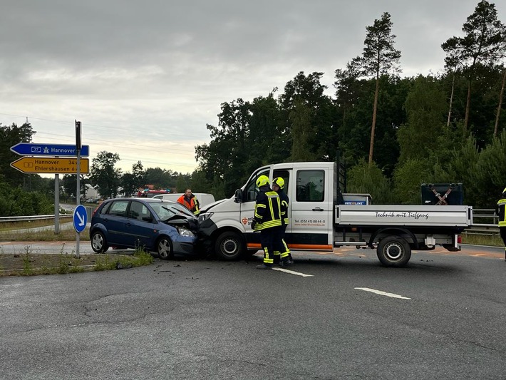 POL-CE: Nienhagen / Adelheidsdorf - Zwei Verletzte nach Verkehrsunfall