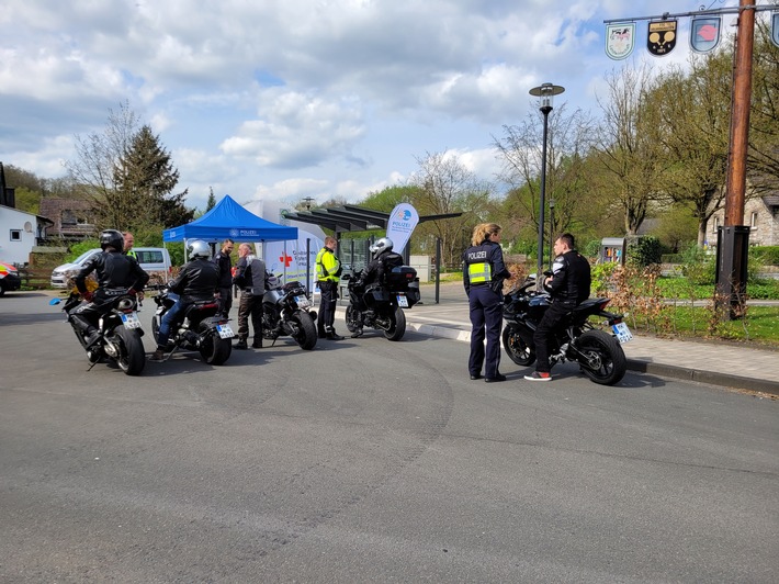 POL-MK: Motorradfahrer im Dialog mit der Polizei - Erste-Hilfe-Tipps vom DRK Balve