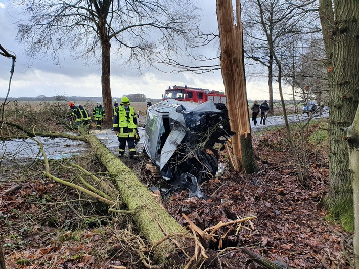 POL-STD: 68-jähriger Autofahrer bei Unfall zwischen Issendorf und Horneburg tödlich verletzt