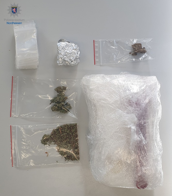 POL-KS: Bei Vollstreckung von Haftbefehl: Drogengeruch aus Wohnung führt zum Fund von 1,5 Kilo Amphetaminen im Kühlschrank