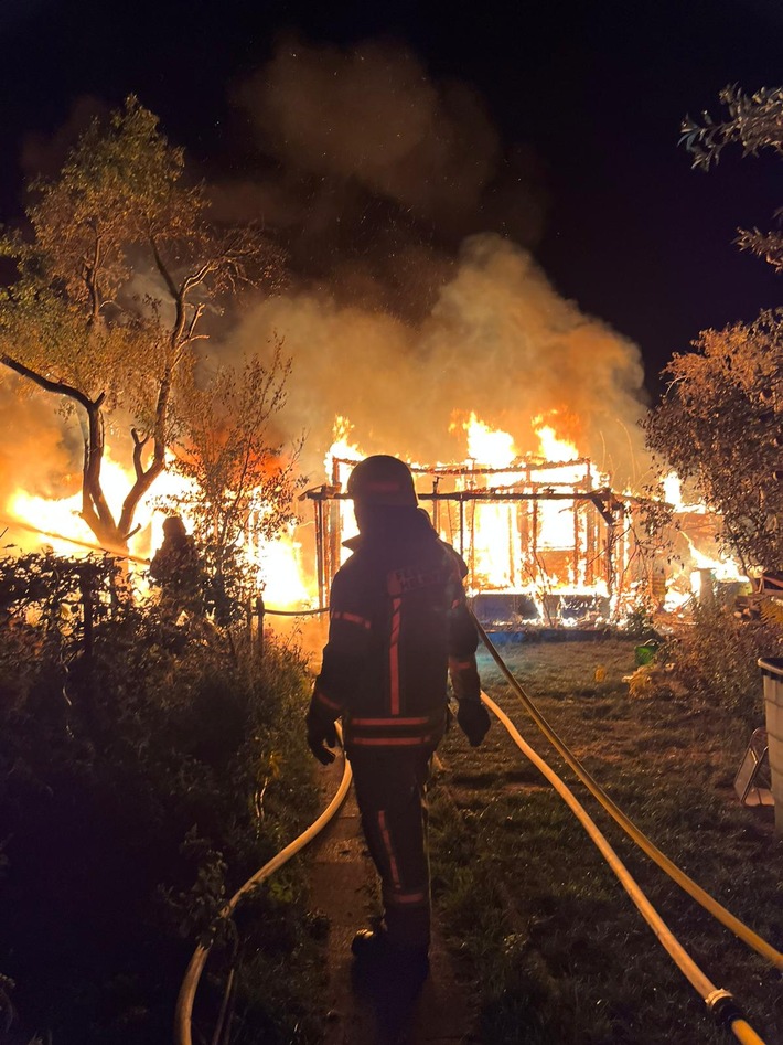 FW Helmstedt: Brennt Gartenlaube in Kleingartenverein