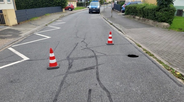 POL-CE: Plötzliches Loch auf Fahrbahn in der Riemannstraße