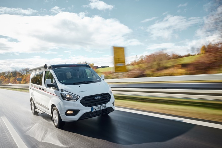 Die Ford-Werke GmbH, Köln, und die Erwin Hymer Group (EHG), Bad Waldsee, geben zum neuen Jahr bekannt, dass sie einen Rahmenvertrag über die Lieferung von leichten Nutzfahrzeugen der Baureihen Ford Transit und Ford Transit Custom als Basisfahrzeuge für Freizeit- und Reisemobile abgeschlossen haben. Darüber hinaus wurde eine strategische Partnerschaft vereinbart, die den gemeinsamen Blick auf künftige Kundenbedürfnisse und auf die gesetzlichen Rahmenbedingungen beinhaltet. Im Kern geht es dabei um Themen wie Emissionsgesetzgebung, Elektrifizierung, Digitalisierung, Konnektivität und die Integration von Fahrer-Assistenzsystemen. Ford bindet die EHG zudem eng in den Produktentwicklungsprozess ein. Mit der Vereinbarung reagieren beide Unternehmen auf den seit acht Jahren anhaltenden Caravaning-Boom. Das Bild zeigt einen Campingbus von Dethleffs, basierend auf dem Ford Custom. Dethleffs ist ein Unternehmen der Erwin Hymer Group. / Weiterer Text über ots und www.presseportal.de/nr/6955 / Die Verwendung dieses Bildes ist für redaktionelle Zwecke unter Beachtung ggf. genannter Nutzungsbedingungen honorarfrei. Veröffentlichung bitte mit Bildrechte-Hinweis.